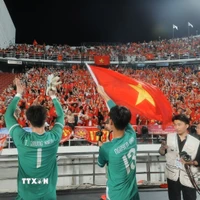 Các cầu thủ U22 Việt Nam hân hoan trong niềm vui chiến thắng. (Ảnh: Minh Quyết/TTXVN)