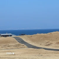 Trục đường trung tâm nối bến tàu với khu trung tâm đảo. (Ảnh: Khánh Vân/TTXVN)