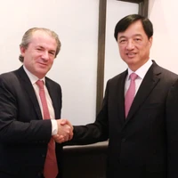 Bí thư Thành ủy Hà Nội Nguyễn Duy Ngọc và Giám đốc điều hành Tập đoàn Rosen Partners Daniel Rosen. (Ảnh: TTXVN phát)