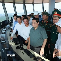Thủ tướng Phạm Minh Chính kiểm tra, thị sát Dự án cảng hàng không quốc tế Long Thành từ Đài kiếm soát không lưu. (Ảnh: Dương Giang/TTXVN)