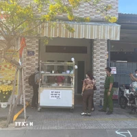 Đoàn kiểm tra của phường Vũng Tàu kiểm tra tiệm bánh mỳ mà 6 người có dấu hiệu ngộ độc sau khi ăn bánh mỳ tại tiệm. (Ảnh: Hoàng Nhị/TTXVN)