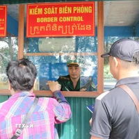 Kiểm tra người xuất nhập cảnh tại Cửa khẩu Mỹ Quý Tây (xã Mỹ Quý, tỉnh Tây Ninh). (Ảnh: Bùi Giang/TTXVN)