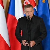 Thủ tướng Slovakia Robert Fico phát biểu trong cuộc họp báo ở Warsaw, Ba Lan. (Ảnh: PAP/TTXVN)