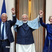 Thủ tướng Ấn Độ Narendra Modi, Chủ tịch Ủy ban châu Âu Ursula von der Leyen và Chủ tịch Hội đồng châu Âu Antonio Costa tại cuộc gặp ở New Delhi, ngày 27/1/2026. (Nguồn: ANI/TTXVN)
