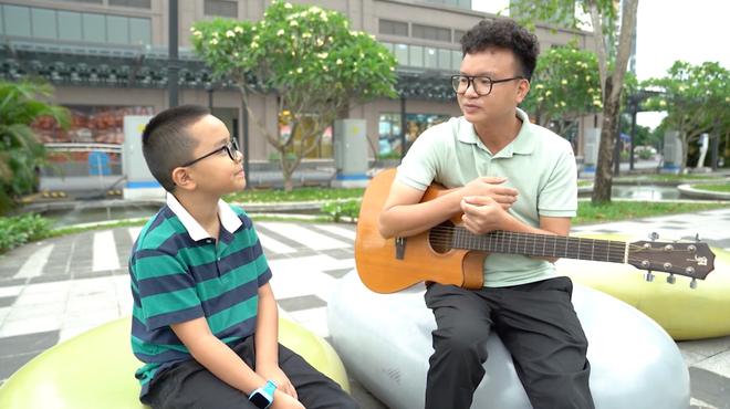 Cha Con Sau - le duo TikToker père et fils avec des clips musicaux affectueux - apporte une histoire de famille chaleureuse à une série spéciale célébrant le 1er juin. (Capture d'écran) anh-man-hinh-2025-05-26-luc-163419.png