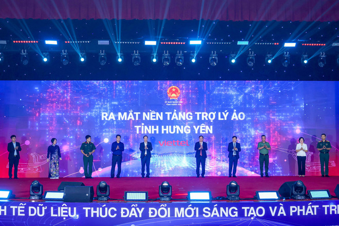 O Comitê Popular da província de Hung Yen e a Associação Nacional de Dados assinaram um Memorando de Entendimento sobre o desenvolvimento da economia de dados e lançaram a plataforma Assistente Virtual de Hung Yen. (Foto: NDA) img-9098.jpg