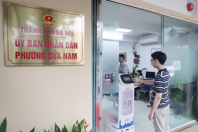 Public administration robot in Cua Nam Ward, Hanoi. (Photo: Phu Khanh) anh3-robot.jpg