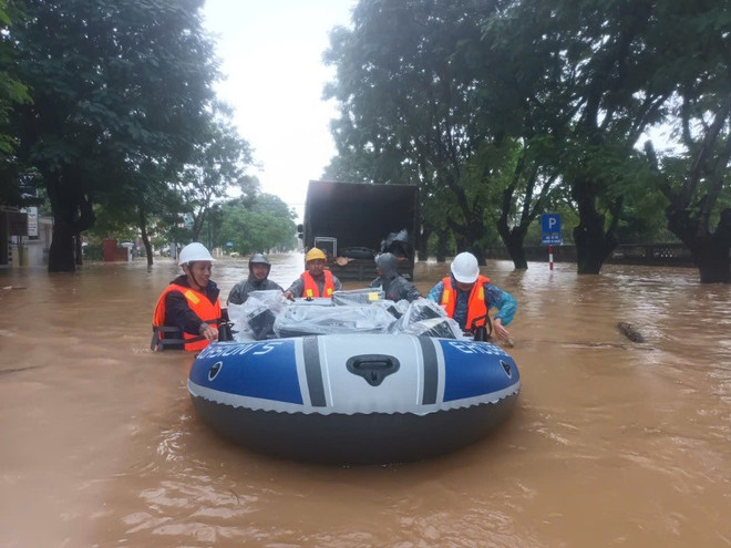 បុគ្គលិកបច្ចេកទេស Viettel បានទៅដល់តំបន់លិចទឹកក្នុងទីក្រុង Da Nang ដើម្បីផ្តល់ព័ត៌មានជួយសង្គ្រោះ។ (រូបថត៖ Viettel) 2.jpg