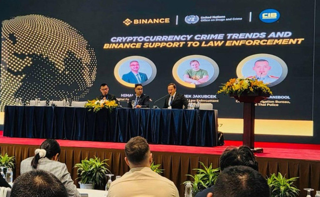 Herr Jarek Jakubcek diskuterade med representanter för FN:s kontor för narkotika och brottslighet (UNODC) och den thailändska polisens kriminalutredningsavdelning Hanoikonventionens inverkan på spårning och utredning av kryptovalutabrott. (Foto: PV/Vietnam+) 1.jpg