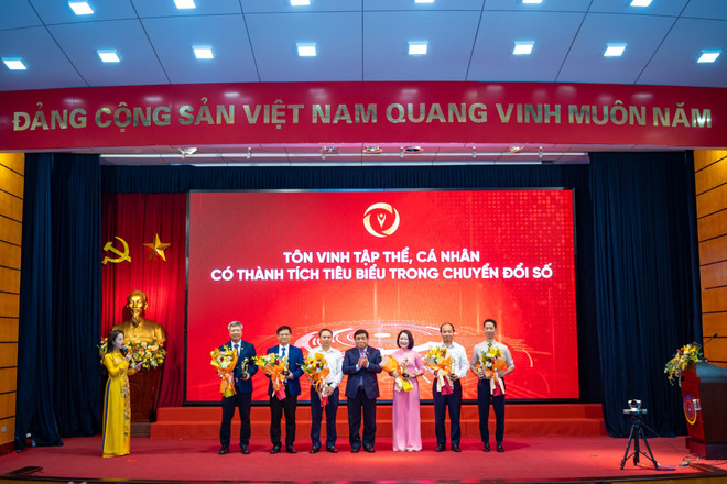 Bai Chay Mahallesi temsilcisi (sağdan ikinci), dijital dönüşümdeki olağanüstü başarılarından dolayı onurlandırılan altı grup ve kişiden biri. (Fotoğraf: Minh Son/Vietnam+) z63-3793-copy.jpg
