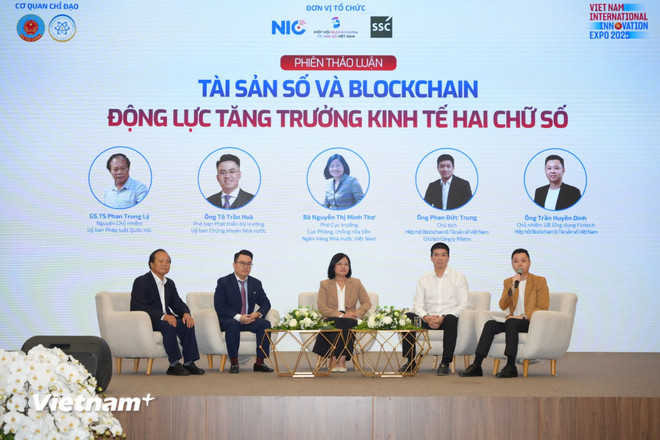 អ្នកជំនាញក្នុងសម័យពិភាក្សាត្រូវបានសម្របសម្រួលដោយលោក Tran Huyen Dinh ប្រធានគណៈកម្មាធិការកម្មវិធី VBA Fintech ។ (រូបថត៖ PV/Vietnam+) vnp-hiep-hoi-blochchain.jpg