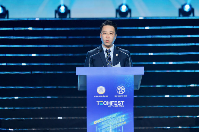 বিজ্ঞান ও প্রযুক্তি মন্ত্রণালয়ের স্টার্টআপস অ্যান্ড টেকনোলজি এন্টারপ্রাইজেস বিভাগের ন্যাশনাল সেন্টার ফর স্টার্টআপ অ্যান্ড ইনোভেশন সাপোর্টের পরিচালক মিঃ লে টোয়ান থাং প্রতিযোগিতার চূড়ান্ত পর্বে বক্তব্য রাখছেন। (ছবি: টেকফেস্ট) z7320942500611-88c065fbae1c2f4c73180c9ba7107ac8.jpg