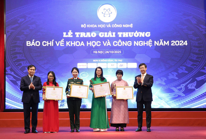 Các tác giả đoạt Giải thưởng báo chí về khoa học và công nghệ năm 2024. (Ảnh: Bộ Khoa học và Công nghệ) 259a5756.jpg