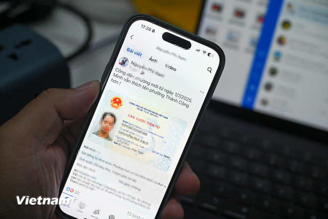 Một người dùng khoe địa chỉ mới được cập nhật trên ứng dụng VNeID. (Ảnh: Minh Sơn/Vietnam+) vnp-vneid.jpg