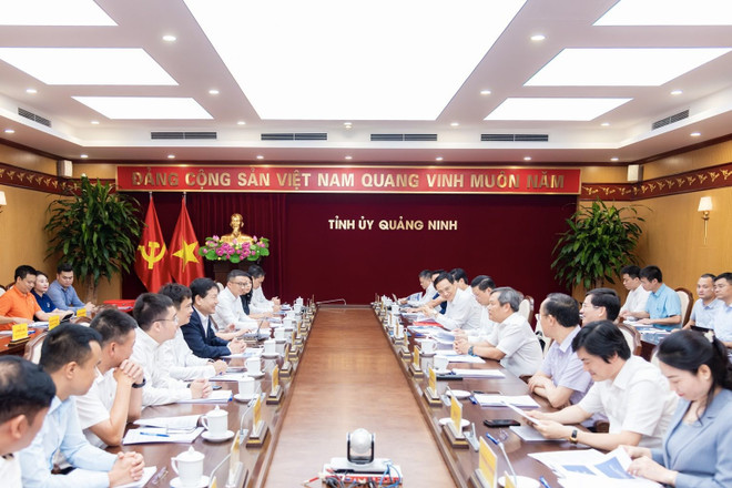 ແຂວງ ກວ໋າງນິງ ໄດ້ດຳເນີນກອງປະຊຸມຂັ້ນສູງລະຫວ່າງການນຳແຂວງ ແລະ ບໍລິສັດ FPT ເພື່ອຊຸກຍູ້ການຮ່ວມມືຍຸດທະສາດໃນການຫັນເປັນດີຈີຕອນ, ການສຶກສາ, ປະຕິບັດມະຕິສູນກາງທີ່ສຳຄັນກ່ຽວກັບການພັດທະນາວິທະຍາສາດ, ເຕັກໂນໂລຊີ ແລະ ນະວັດຕະກຳ. (ພາບ: FPT) 3089-1752205286-1536x1025.jpg