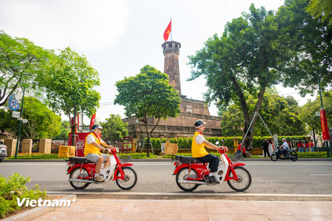 The “Independence Car” tour will take visitors to explore the historical sites of the capital. (Photo: Bao Ngoc/Vietnam+) vnp-xe-honda-co22.jpg
