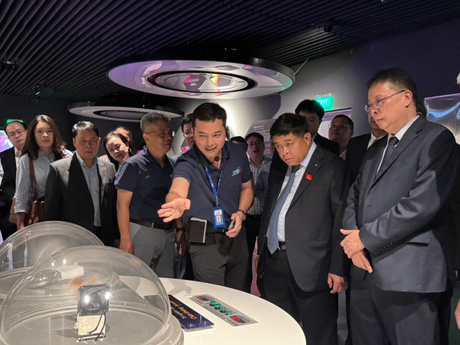 Vizepremierminister Nguyen Chi Dung besucht das Vietnamesische Raumfahrtmuseum. (Foto: PV/Vietnam+) z6929632261461-e4c1b8f550cc1a2945c6a74af47797db.jpg