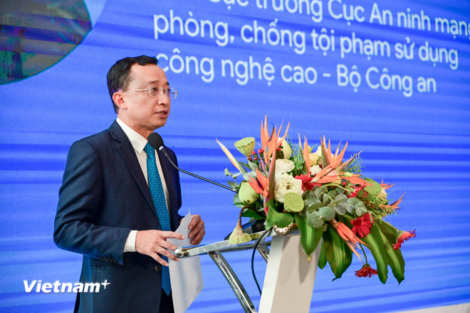 Oberstleutnant Nguyen Ba Son, stellvertretender Direktor der Abteilung für Cybersicherheit und High-Tech-Kriminalitätsprävention und -bekämpfung, sprach auf der Veranstaltung. (Foto: Minh Son/Vietnam+) vnp-chien-dich-chong-lua-dao-truc-tuyen.jpg