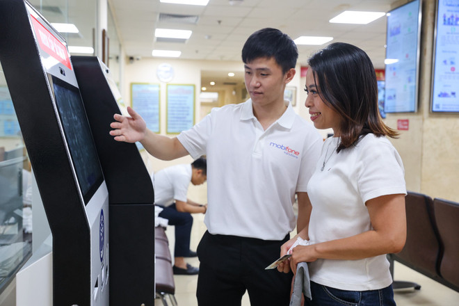 Người dân được hỗ trợ khi đến làm thủ tục hành chính công. (Ảnh: Minh Sơn/Vietnam+) thu-tuc-hanh-chinh-cong-64.jpg