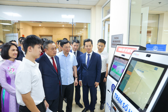 Lãnh đạo Uỷ ban Nhân dân thành phố Hà Nội cùng Lãnh đạo Tổng công ty Viễn thông MobiFone kiểm tra hệ thống thông tin giải quyết thủ tục hành chính. (Ảnh: Minh Sơn/Vietnam+) thu-tuc-hanh-chinh-cong-50.jpg