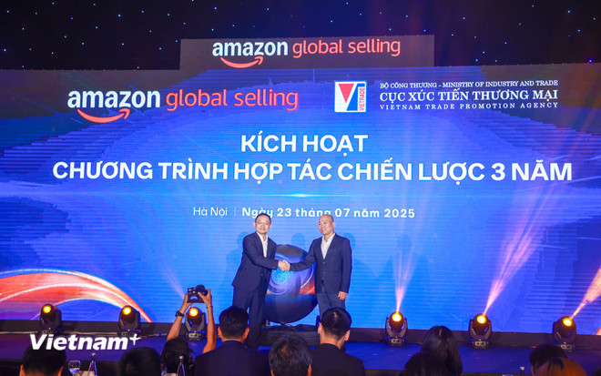 Вьетнамское агентство по содействию торговле (Vietrade) и Amazon Global Selling Vietnam объявили о создании трёхлетнего партнёрства для совместной реализации программы «Вьетнамские бренды выходят на мировой уровень» (V-Brands Go Global совместно с Amazon). (Фото: Минь Сон/Vietnam+) vnp-amazon-global-selling-5.jpg