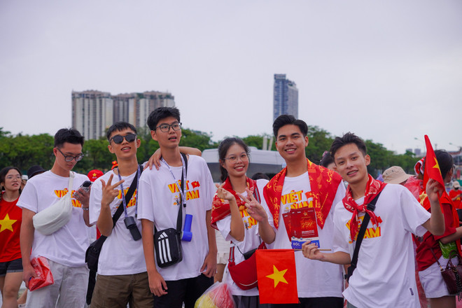 Các bạn trẻ khoác lên mình sắc đỏ và các phụ kiện đến tham gia concert quốc gia. (Ảnh: Bảo Ngọc/Vietnam+) 3.jpg