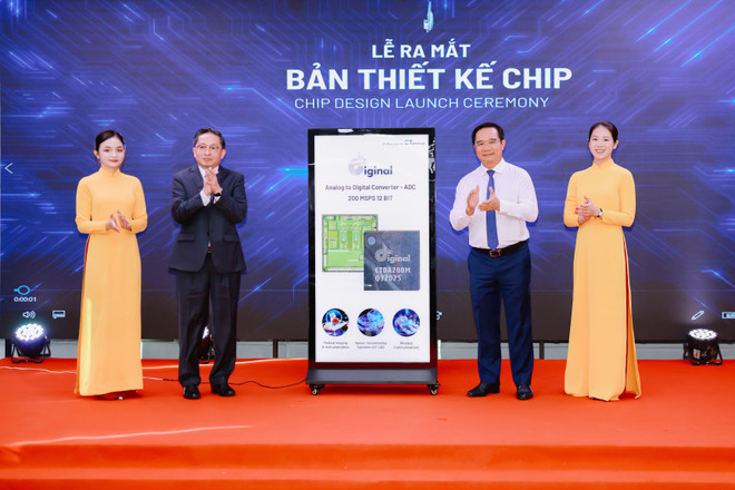 Chủ tịch Ủy ban nhân dân Thành phố Hồ Chí Minh Nguyễn Văn Được và Chủ tịch CT Group Trần Kim Chung thực hiện nghi thức ra mắt bản thiết kế chip ADC. (Ảnh: CT Group) hinh-2.jpg