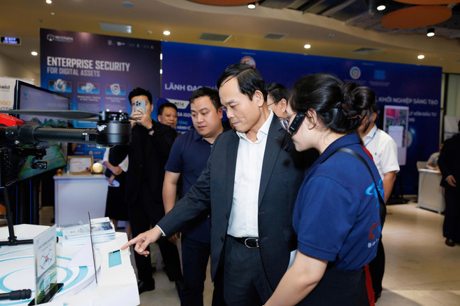 Sekretaris Partai Kota Ho Chi Minh, Tran Luu Quang, mengunjungi fasilitas teknologi UAV milik CT UAV. (Foto: CT Group) hinh-2.jpg