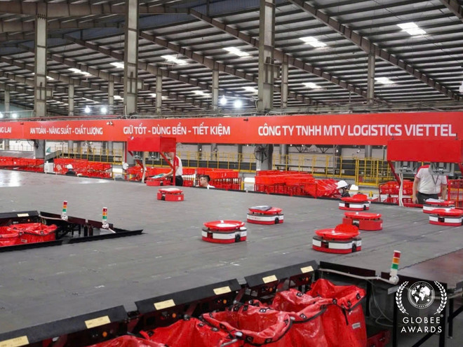 The self-driving goods sorting robot won the Gold Award in the Advanced Robotics Solutions category. (Photo: Viettel) globee11.jpg