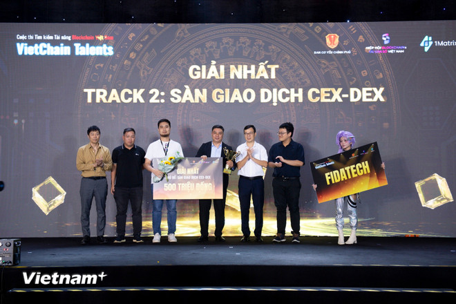 Đội FidaTech với dự án VEXTOR - Giải pháp sàn giao dịch tài sản số tập trung. (Ảnh: Minh Sơn/Vietnam+) vnp-hiep-hoi-blockchain.jpg