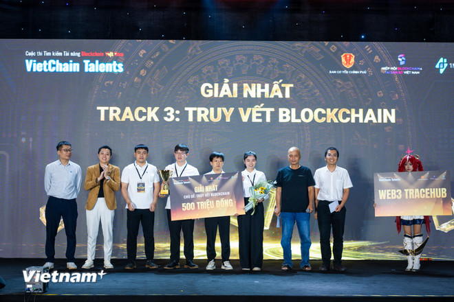 Đội Web3 TraceHub với dự án Web3 TraceHub, với giải pháp ứng dụng blockchain trong truy xuất nguồn gốc, hướng tới minh bạch hóa chuỗi cung ứng. (Ảnh: Minh Sơn/Vietnam+) vnp-hiep-hoi-blockchain-vietnam-12.jpg