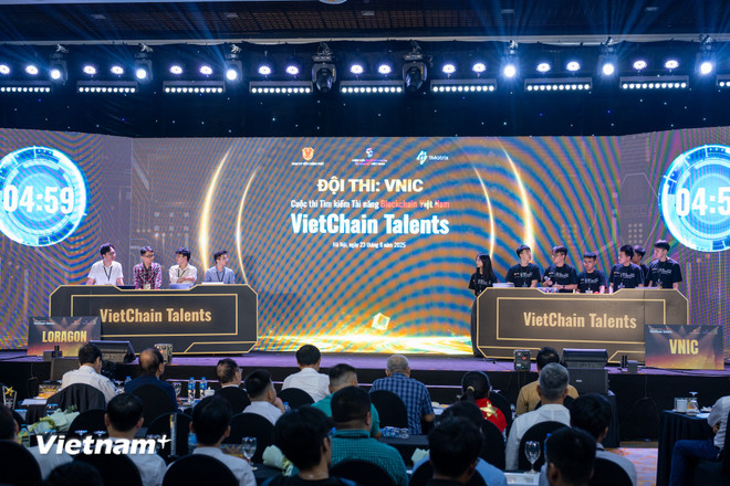 Các đội sẽ có 5 phút để trình bày về dự án của mình, 2 phút để đặt câu hỏi cho đối thủ và 3 phút để trả lời câu hỏi dành cho mình. (Ảnh: Minh Sơn/Vietnam+) vnp-hiep-hoi-blockchain-vietnam.jpg