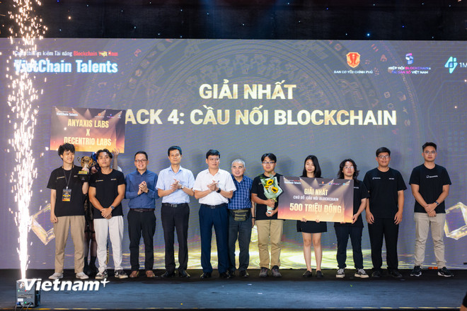 Đội AnyAxis Labs x Decentrio Labs với dự án ZK-Portal. (Ảnh: Minh Sơn/Vietnam+) vnp-hiep-hoi-blockchain-vietnam-10.jpg