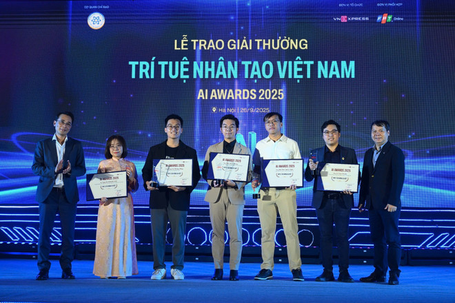 គណកម្មាធិការរៀបចំបានជ្រើសរើសមុខមាត់ឆ្នើមទាំង ៥ ក្នុងប្រភេទទេពកោសល្យ AI របស់វៀតណាម។ (រូបថត៖ PV/Vietnam+) z7052942515916-ae46a94be0dbda4-7.jpg