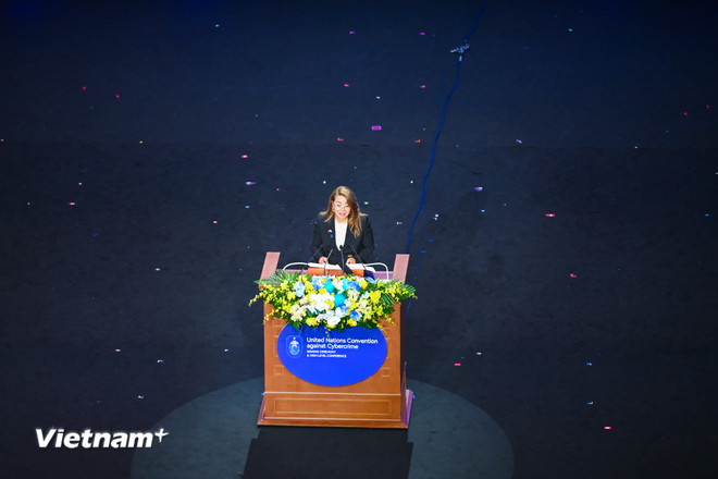 Dna Ghada Waly - directoarea executivă a Biroului Națiunilor Unite pentru Droguri și Criminalitate (UNODC) a luat cuvântul la ceremonia de semnare. (Foto: Minh Son/Vietnam+) vnp-le-ki-cong-uoc-ha-noi-9.jpg