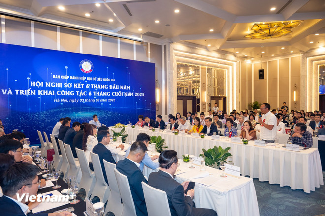 រដ្ឋមន្ត្រី Luong Tam Quang ស្តាប់មតិរបស់សមាជិកសមាគម។ (រូបថត៖ Minh Son/Vietnam+) vnp-hiep-hoi-du-lieu-quoc-gia5.jpg
