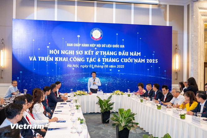 នាយឧត្តមសេនីយ៍ Luong Tam Quang បានសង្កត់ធ្ងន់ថា សមាគមទិន្នន័យជាតិត្រូវបានបង្កើតឡើងក្នុងគោលបំណងក្លាយជាអង្គការមួយដែលប្រមូលផ្តុំអ្នកវិទ្យាសាស្ត្រ និងអ្នកគ្រប់គ្រងអាជីវកម្មនាំមុខគេនៅវៀតណាម។ (រូបថត៖ Minh Son/Vietnam+) vnp-hiep-hoi-du-lieu-quoc-gia7.jpg