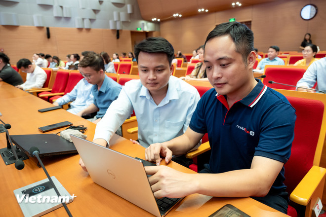 មន្ត្រី MobiFone ណែនាំឃុំ និងវួដក្នុងប្រតិបត្តិការប្រព័ន្ធសេវាសាធារណៈស្របតាមគំរូរដ្ឋាភិបាលមូលដ្ឋានពីរជាន់។ (រូបថត៖ Minh Son/Vietnam+) vnp-chinh-quyen-2-cap14.jpg