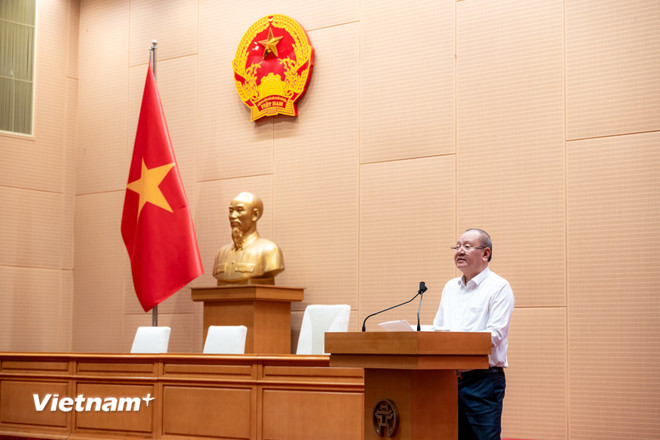 លោក Hoang Van Bang - នាយករងមជ្ឈមណ្ឌលសេវាកម្មរដ្ឋបាលសាធារណៈទីក្រុងហាណូយ។ (រូបថត៖ Minh Son/Vietnam+) vnp-chinh-quyen-2-cap2.jpg