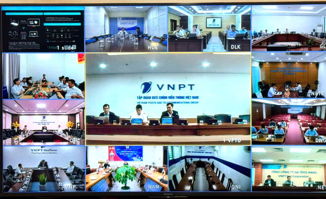 ໂດຍປະເຊີນໜ້າກັບການຜັນແປທີ່ສັບສົນຂອງພະຍຸເລກ 13 Kalmaegi, ບັນດາຜູ້ນຳກຸ່ມ VNPT ໄດ້ຈັດຕັ້ງກອງປະຊຸມຊີ້ນຳບັນດາຫົວໜ່ວຍຜັນຂະຫຍາຍບັນດາແຜນການຕອບໂຕ້ຢ່າງທັນການ. (ພາບ: VNPT) hop-chi-dao-bao-13.jpg