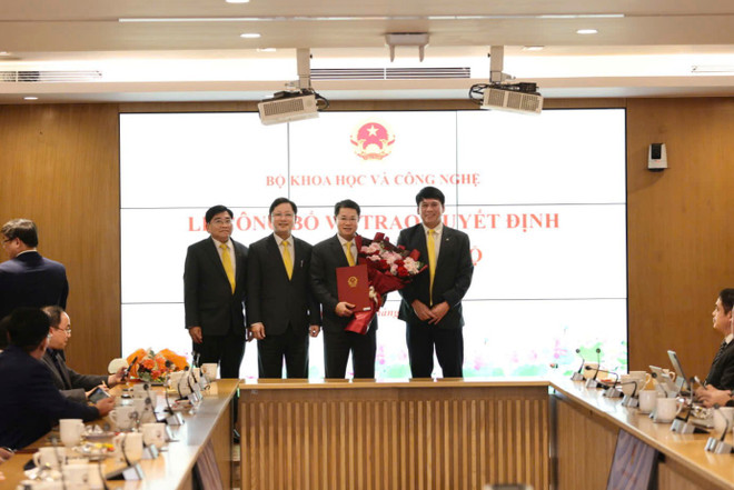 Ông Nguyễn Trường Giang nhận quyết định trở thành Tân Chủ tịch Hội đồng thành viên Bưu điện Việt Nam. (Ảnh: VietnamPost) ban-lanh-dao-tong-cong-ty-buu-dien-viet-nam-chuc-mung-chu-tich-hdtv-nguyen-truong-giang.jpg