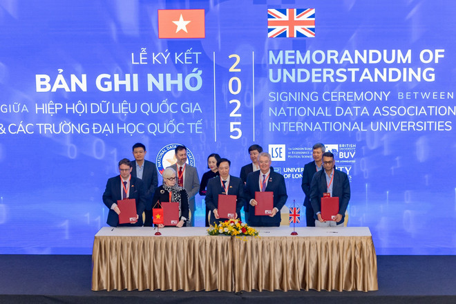 इस कार्यक्रम में राष्ट्रीय डेटा एसोसिएशन और अंतरराष्ट्रीय विश्वविद्यालयों के बीच समझौता ज्ञापन पर हस्ताक्षर समारोह आयोजित किया गया। (फोटो: पीवी/वियतनाम+) ban-sao-cua-hoi-thao-kinh-te-du-lieu-47.jpg