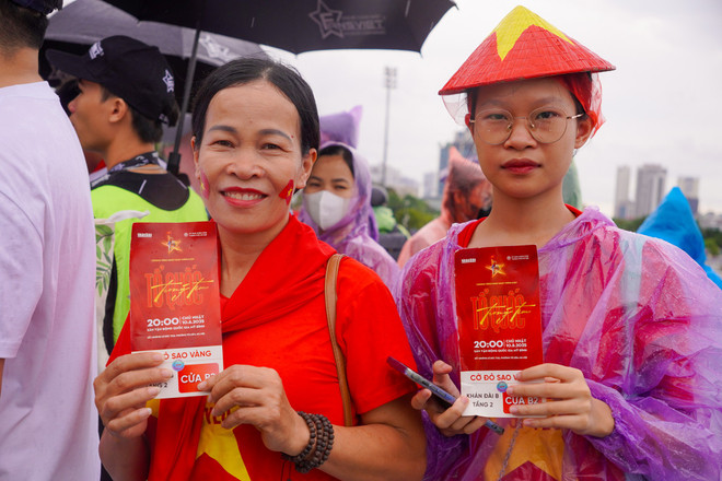 Cô Vinh cùng con gái đến từ sớm để xếp hàng. (Ảnh: Bảo Ngọc/Vietnam+) 2.jpg