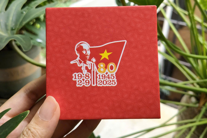 Münzbox aus Legierung „Stolz Vietnams“. (Foto: Vietnam Post) hop-dung-xu-mau-do-voi-thiet-ke-trang-trong-gan-lien-dau-an-lich-su.jpg
