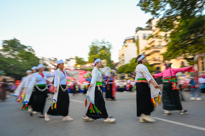 การรักษาเอกลักษณ์ประจำชาติเป็นกุญแจสำคัญในการพัฒนาการท่องเที่ยวในท้องถิ่น (ภาพประกอบ: มินห์ เซิน/เวียดนาม+) ngay-hoi-van-hoa-dan-toc-muong-19.jpg