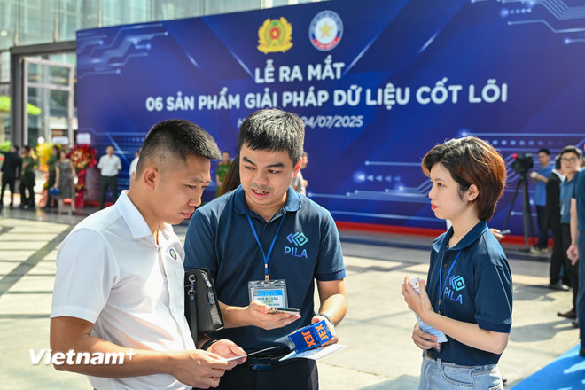 Triển lãm giới thiệu 6 sản phẩm dữ liệu tiên phong do Trung tâm Sáng tạo, khai thác dữ liệu phối hợp với Hiệp hội Dữ liệu quốc gia tổ chức. (Ảnh: Minh Sơn/Vietnam+) vnp-hiep-hoi-du-lieu.jpg