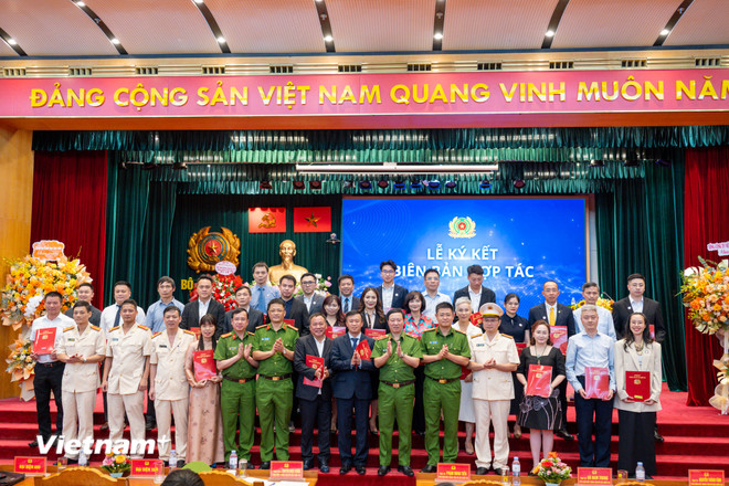 Lễ ký kết Thỏa thuận hợp tác về phát triển khoa học công nghệ, đổi mới sáng tạo giữa Trung tâm Sáng tạo, khai thác dữ liệu với 27 đơn vị đối tác công nghệ chiến lược. (Ảnh: Minh Sơn/Vietnam+) vnp-hiep-hoi-du-lieu-6.jpg