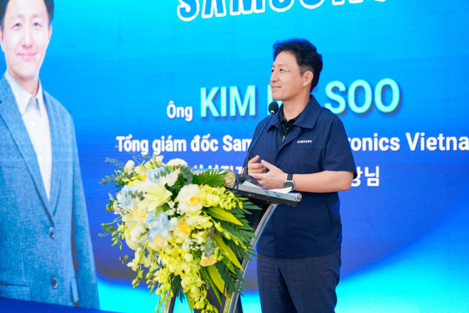 លោក Kim Iee Soo អគ្គនាយក SEV បានសង្កត់ធ្ងន់ថា គម្រោងនេះមិនត្រឹមតែមានសារៈសំខាន់ខាងសេដ្ឋកិច្ចប៉ុណ្ណោះទេ ថែមទាំងបង្ហាញពីការប្តេជ្ញាចិត្តយ៉ាងមុតមាំរបស់ Samsung ចំពោះទំនួលខុសត្រូវផ្នែកបរិស្ថាន និងសង្គមនៅក្នុងប្រទេសវៀតណាម ព្រមទាំងបង្កើតអនាគតបៃតងសម្រាប់មនុស្សជំនាន់ក្រោយផងដែរ។ (រូបថត៖ Samsung Vietnam) ong-kim-iee-soo-tong-giam-doc-nha-may-sev-phat-bieu-tai-su-kien.jpg