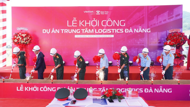 Vertreter von Viettel Post, Investitionspartner, Joint-Venture-Auftragnehmer und Vertreter der Baueinheit bei der Grundsteinlegung. (Foto: Viettel Post) trung-tam-logistics-da-nang-a1.jpg