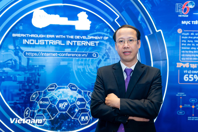 លោក Nguyen Truong Giang - នាយករង VNNIC បានសង្កត់ធ្ងន់ថា វៀត ណាមកំពុងស្ថិតក្នុងការផ្លាស់ប្តូរដ៏សំខាន់នៃហេដ្ឋារចនាសម្ព័ន្ធឌីជីថល ពីវេទិកាតភ្ជាប់បែបប្រពៃណី រហូតដល់ការភ្ជាប់អ្វីៗទាំងអស់៖ ឧបករណ៍ ឧបករណ៍ចាប់សញ្ញា ប្រព័ន្ធតភ្ជាប់ ការផលិតឆ្លាតវៃ។ (រូបថត៖ Minh Son/Vietnam+) vnp-vnnic-4.jpg